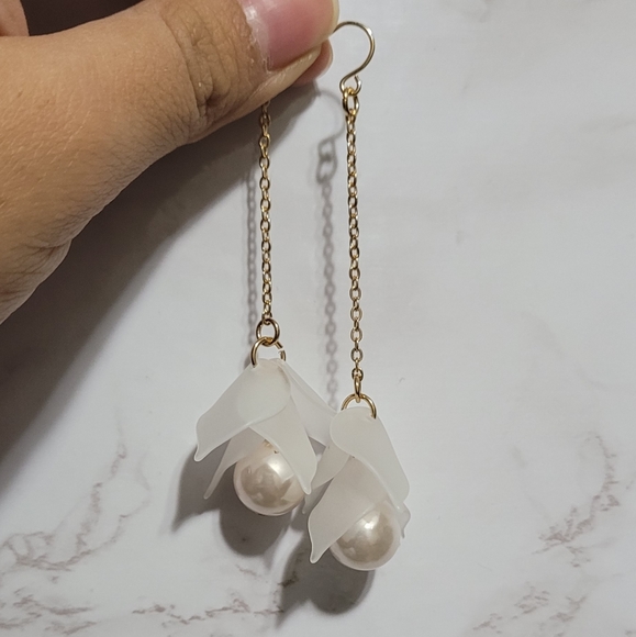 Beautiful earrings and a smile will help you sparkle and shine like nothing else - Picture 3 of 3